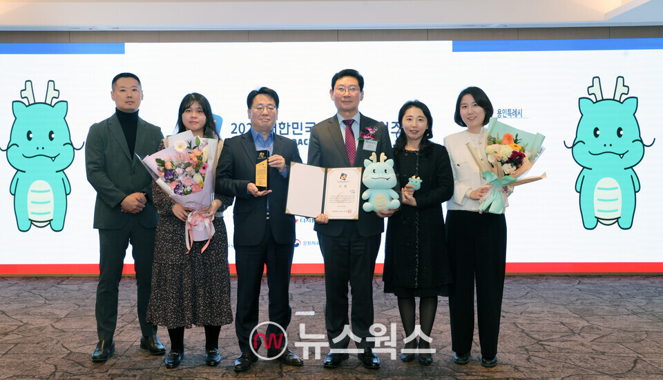 25일 열린 ‘2025 대한민국 캐릭터 어워즈’에서 용인특례시의 대표 캐릭터 ‘조아용’이 대상을 수상했다. (사진제공=용인시)