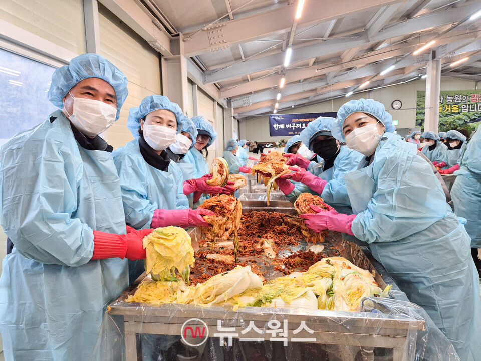유진선 용인시의회 의장(왼쪽 두 번째)이 25일 남사농원에서 열린 '북한이탈주민과 함께 하는 사랑의 김장나눔 행사'에 참석해 주민들과 함께 김장을 하고 있다. (사진제공=용인시의회)