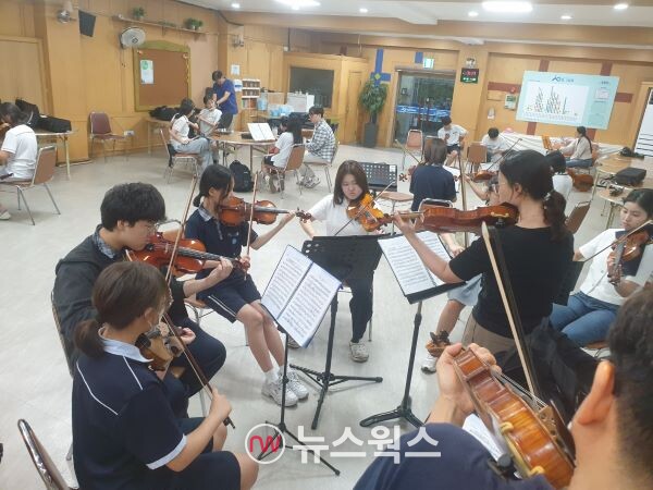 팔달구청 대회의실에서 파트 연습을 하고 있는 꿈쟁이오케스트라 단원들. (사진제공=수원시)