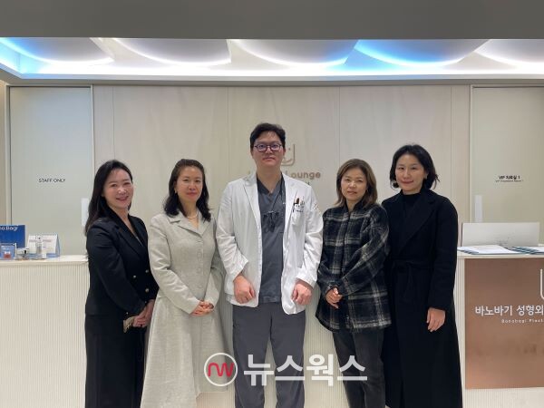 경복대 의료미용학과 교수진들이 기업체 직무연수를 마치고 기념촬영을 하고 있다. (사진제공=경복대학교)