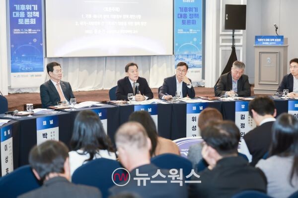 이재준(왼쪽 두 번째) 수원시장이 패널토론에서 발언하고 있다. (사진제공=수원시)