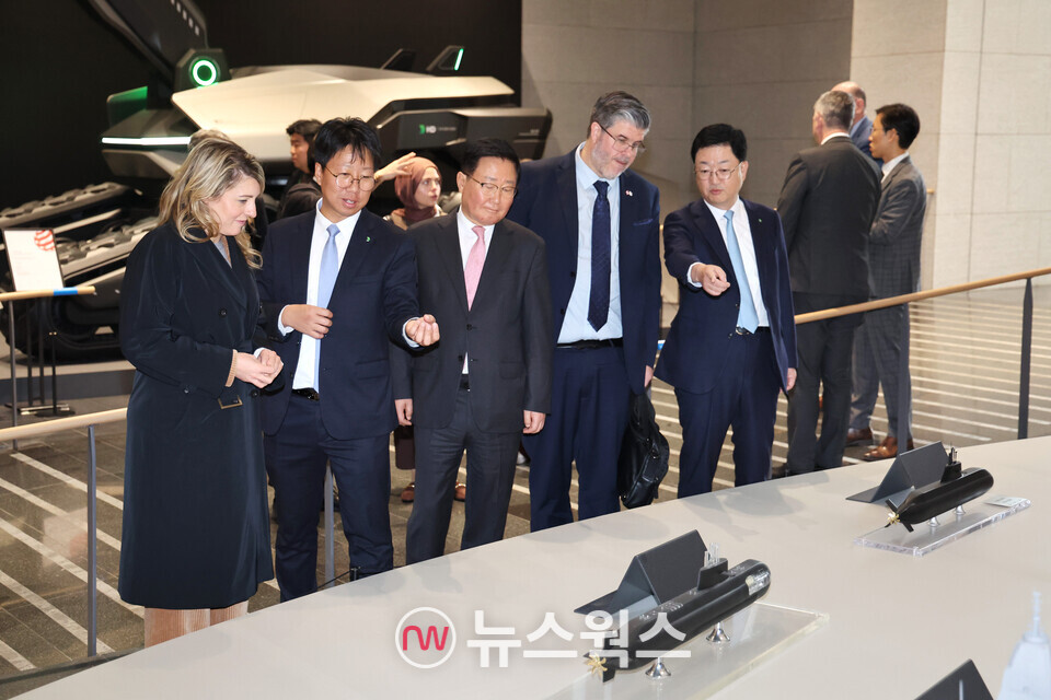25일 멜라니 졸리 캐나다 산업부 장관과 필립 라포튠 주한 캐나다 대사 일행이 조석 HD현대 부회장, 주원호 HD현대중공업 사장과 함께 HD현대 글로벌R&D센터에서 미래형 선박·잠수함·호위함 등 함정 모형을 둘러보고 있다. (사진제공=HD현대)