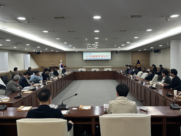 광주광역시의회 인공지능 실증도시 특별위원회(AI특위)가 25일 시의회 대회의실에서 5차 AI기업 조찬간담회를 열고 있다. (사진제공 = 광주시의회)