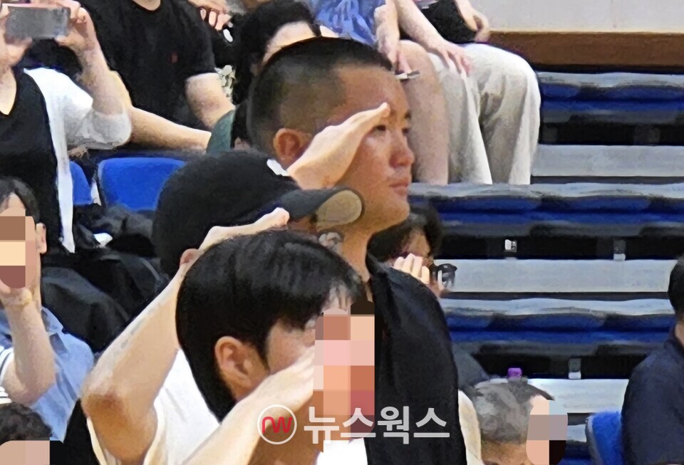 ​이재용 삼성전자 회장의 장남 지호 씨가 지난 9월 15일 경남 창원시 진해구 해군사관학교에서 열린 해군 학사장교 사관후보생 입영식에 참석해 거수 경례를 하고 있다. (사진제공=삼성전자)​