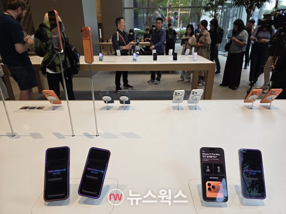 애플스토어 명동점에 전시된 아이폰17 프로맥스와 프로. (사진=채윤정 기자)