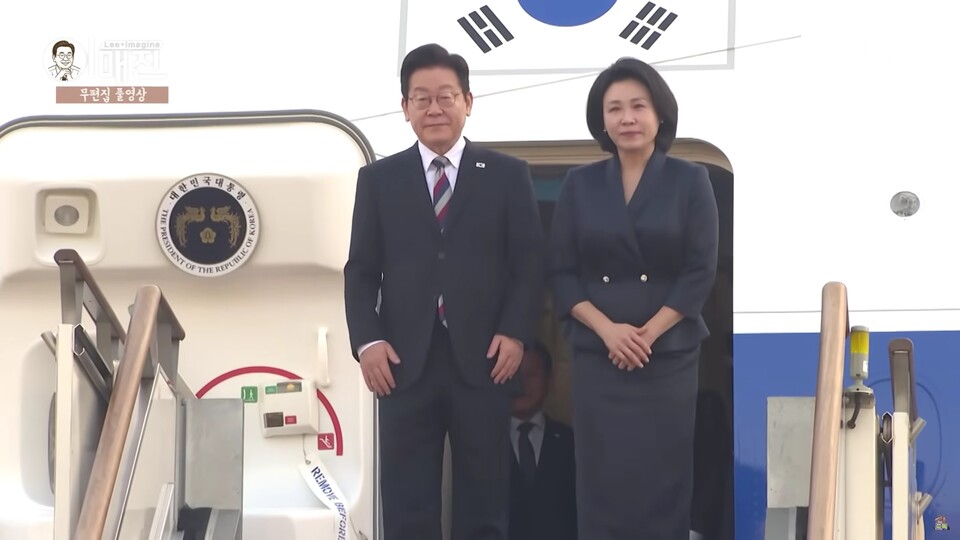 남아프리카공화국 주요 20개국(G20) 정상회의 참석을 계기로 아랍에미리트(UAE)·이집트·튀르키예 순방을 마친 이재명 대통령과 김혜경 여사가 26일 오전 성남 서울공항에 도착해 공군 1호기에서 내리고 있다. (출처=KTV 유튜브 채널)