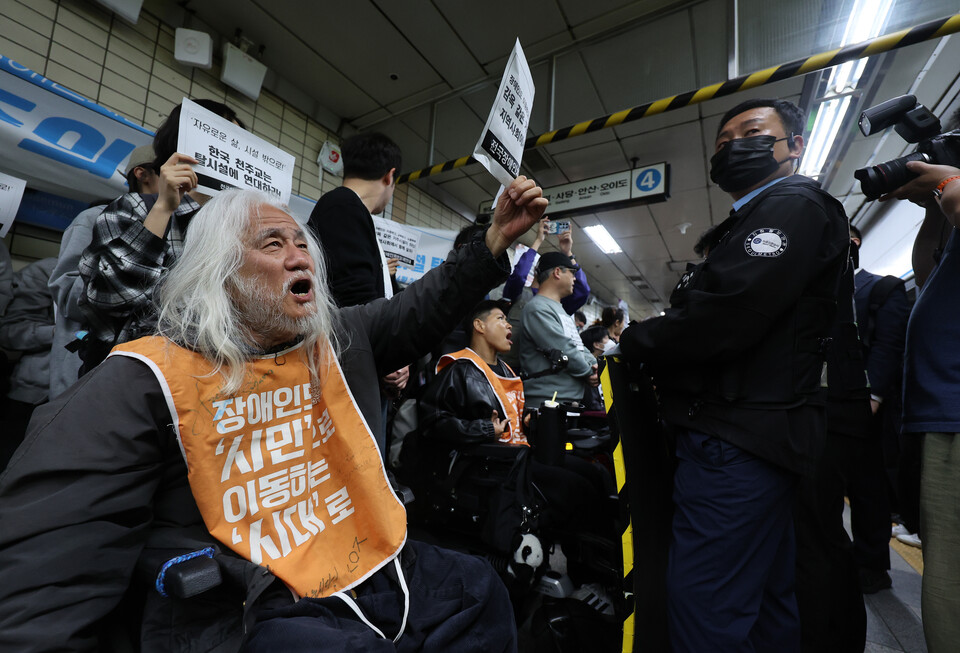 박경석 전국장애인차별철폐연대(전장연) 대표가 지난 4월 서울 지하철 4호선 혜화역 동대문 방면 승강장에서 열린 제62차 '출근길 지하철 탑니다' 시위에서 손피켓을 들고 있다. (사진=뉴스1)