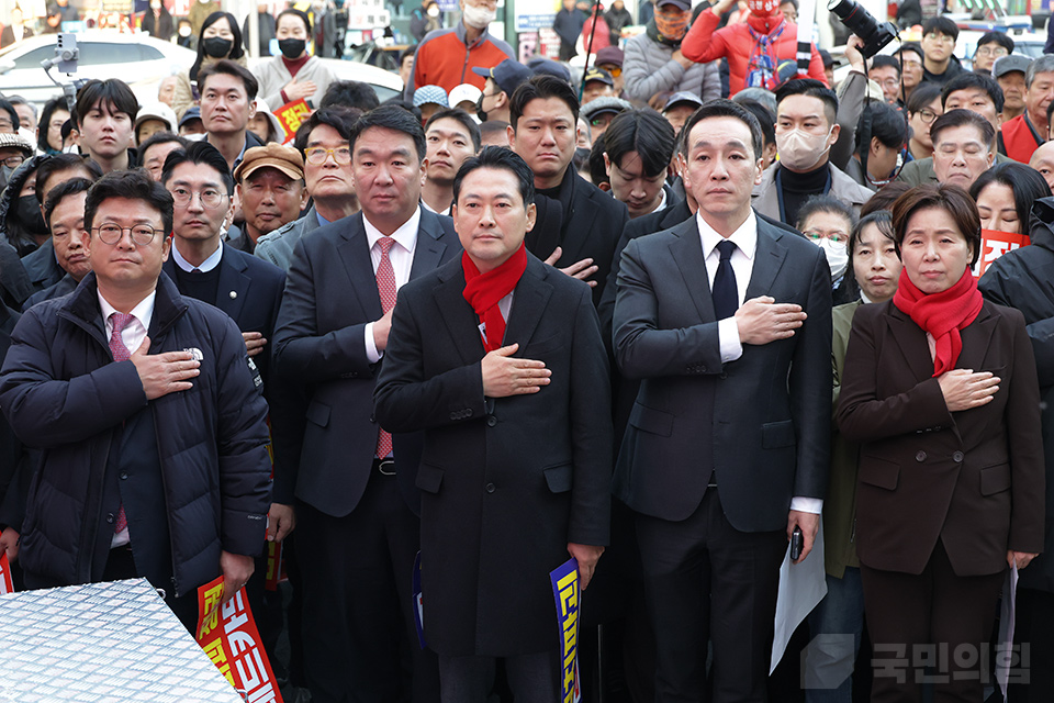 장동혁(가운데) 국민의힘 대표와 경상북도 국회의원들이 지난 25일 경상북도 구미역 광장에서 열린 '민생회복과 법치수호 경북 국민대회'에서 국기에 대한 경례를 하고 있다. (사진제공=국민의힘)