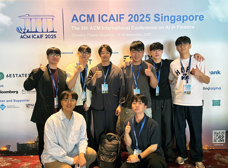 'ACM ICAIF 2025' 학술대회에 참석한 이용재(윗줄 왼쪽 세 번째) 교수 연구팀이 기념촬영하고 있다. (사진제공-UNIST)