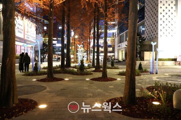 바닥 조명이 새롭게 설치된 서현역 공공공간 모습. (사진제공=성남시)