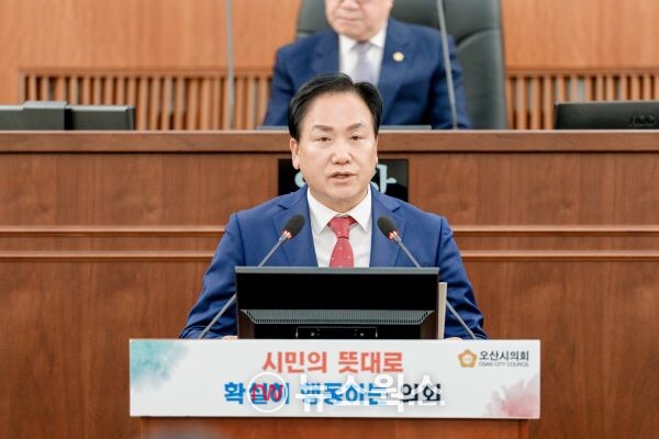 이권재 오산시장이 제298회 제2차 정례회 제1차 본회의에서 내년도 예산안 편성과 관련해 시정연설을 하고 있다. (사진제공=오산시)