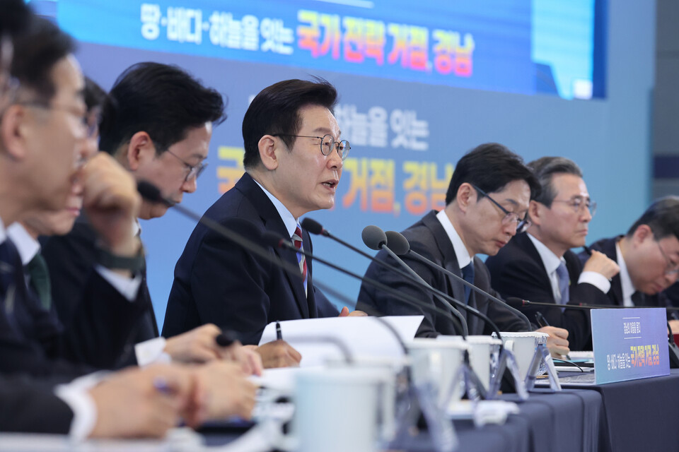 [오늘의 뉴스종합] 이재명 대통령, 공공부문 임금 문제 강조; 곽상도 전 의원 대장동 사건 무죄 판결; 코스피 5000선 회복