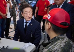 시민분향소 찾은 이재명·<b>김두관</b> "<b>채상병</b> 특검 관철하겠다"