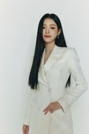 <b>오마이걸 유아</b>, <b>사람엔터</b>와 전속 계약…<b>배우 활동</b> 시작