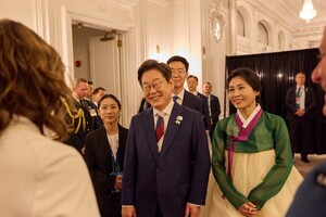 '<b>영부인 외교</b>' 나선 <b>김혜경 여사</b>…동포 만나고 장애인문화센터 방문