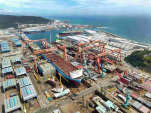 <b>앤</b> 英 <b>공주</b>, <b>HD현대重</b> 조선소 찾았다